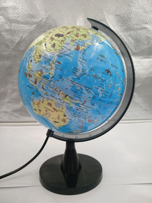 Globus mit Lichtern und Tieren version 1