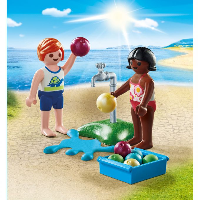 Barn med vannballonger version 3