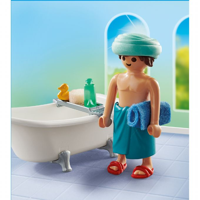 Mies kylpyammeessa version 3
