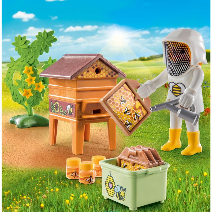 Female beekeeper version 3