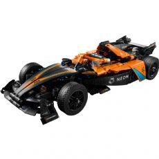 NEOM McLaren Formula E -kilpa-auto