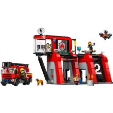 Brannstasjon med brannbil