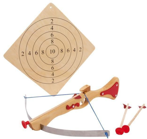 Crossbow with shooting target in wood, large version 2