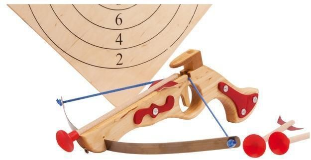 Crossbow with shooting target in wood version 3