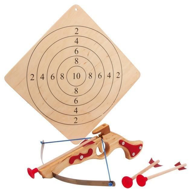 Crossbow with shooting target in wood version 1