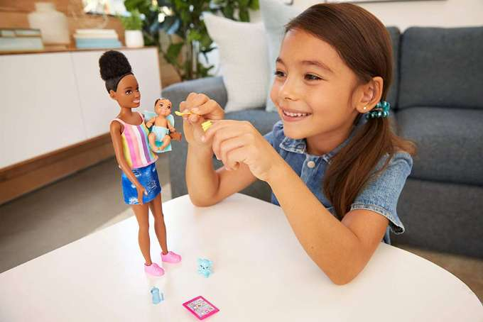 Barbie Skipper -lastenvahti tarvikkeineen version 5