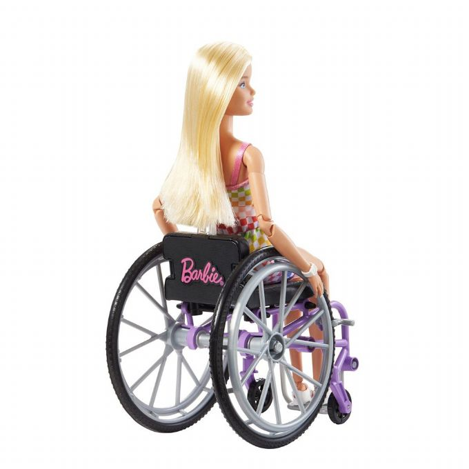 Barbie-nukke pyrtuolissa version 5