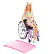 Barbie-nukke pyrtuolissa