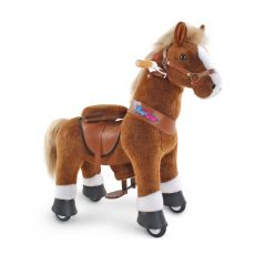 Ride-on ruskea hevonen, jolla on valkoiset kaviot