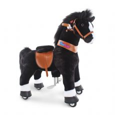 Kyttvalmis musta hevonen, jossa valkoiset kaviot